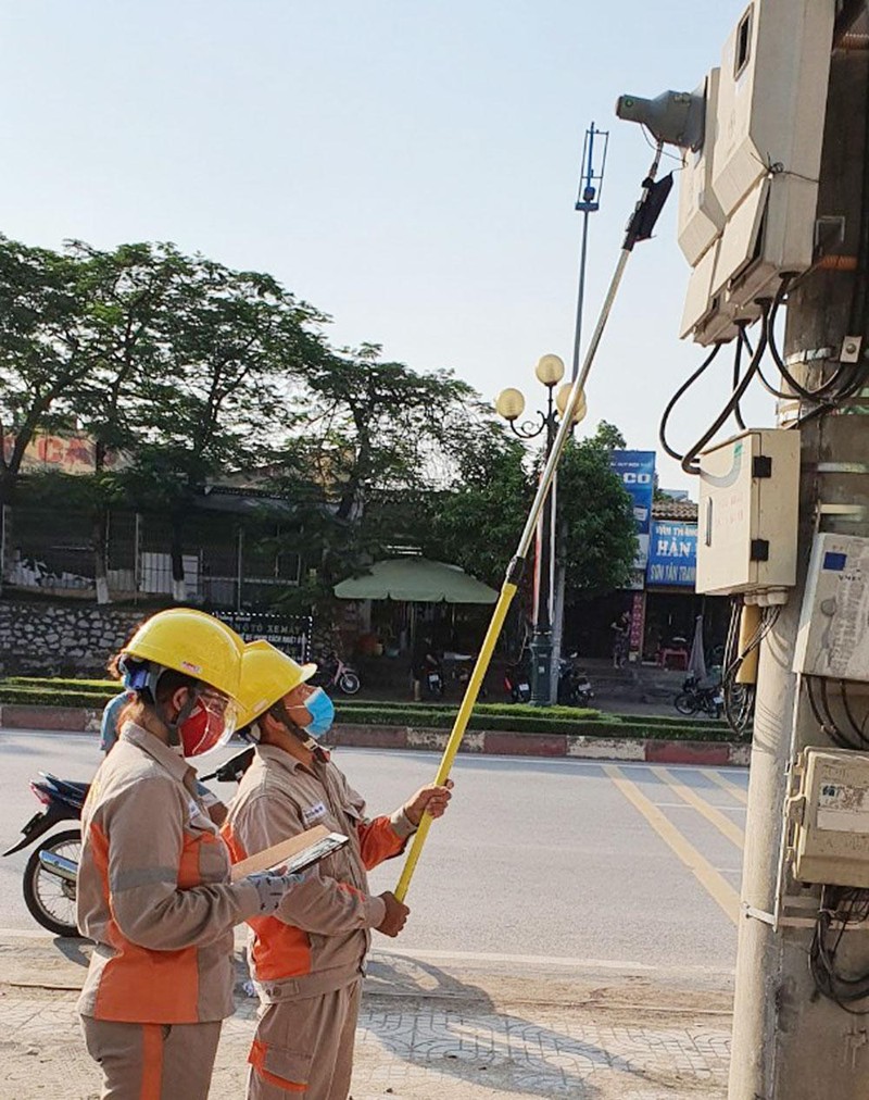 Công nhân Điện lực TP Bắc Giang sử dụng thiết bị tự động đọc chỉ số công tơ của khách hàng. Công nhân Điện lực TP Bắc Giang sử dụng thiết bị tự động đọc chỉ số công tơ của khách hàng.