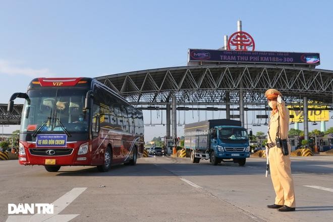 Bí thư Hà Nội yêu cầu mọi người tiếp tục phát huy thành tích, kinh nghiệm thời gian qua, nỗ lực hoàn thành mọi công việc được giao; tạo thành lá chắn vững chắc cho Thủ đô (Ảnh: Đỗ Quân). Bí thư Hà Nội yêu cầu mọi người tiếp tục phát huy thành tích, kinh nghiệm thời gian qua, nỗ lực hoàn thành mọi công việc được giao; tạo thành lá chắn vững chắc cho Thủ đô (Ảnh: Đỗ Quân).