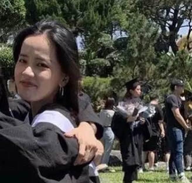 Hình ảnh trong lễ tốt nghiệp của Velociraptor Theresa cũng được dân mạng tìm thấy và chia sẻ lên Internet.