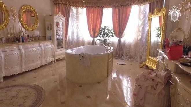 Nội thất sang trọng bên trong biệt thự (Ảnh: Telegram).