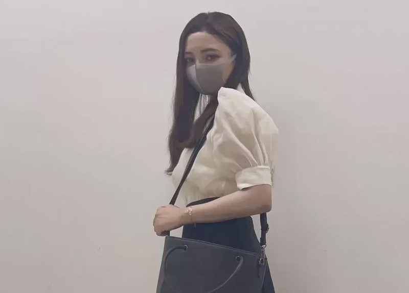 Momo haha xuất hiện trên Youtube với lớp khẩu trang che kín mặt. Momo haha xuất hiện trên Youtube với lớp khẩu trang che kín mặt.