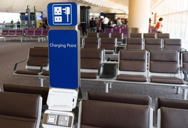 Sạc thiết bị di động ở nơi công cộng khá tiện lợi nhưng nguy cơ cao về bảo mật dữ liệu cá nhân