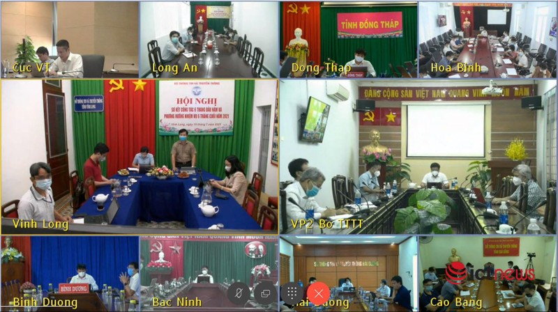 Phó Cục trưởng Cục CNTT, Bộ Y tế Nguyễn Trường Nam (người phát biểu từ đầu cầu Vĩnh Long trong ảnh) đang trực tiếp vào hỗ trợ 13 tỉnh miền Tây triển khai các nền tảng.