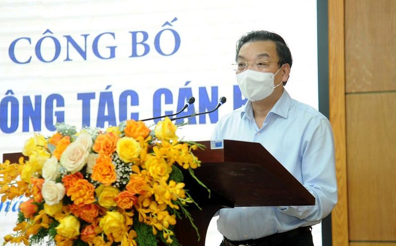 Chủ tịch UBND thành phố Hà Nội Chu Ngọc Anh phát biểu giao nhiệm vụ cho đồng chí Đỗ Đình Hồng và đồng chí Trần Thế Cương.