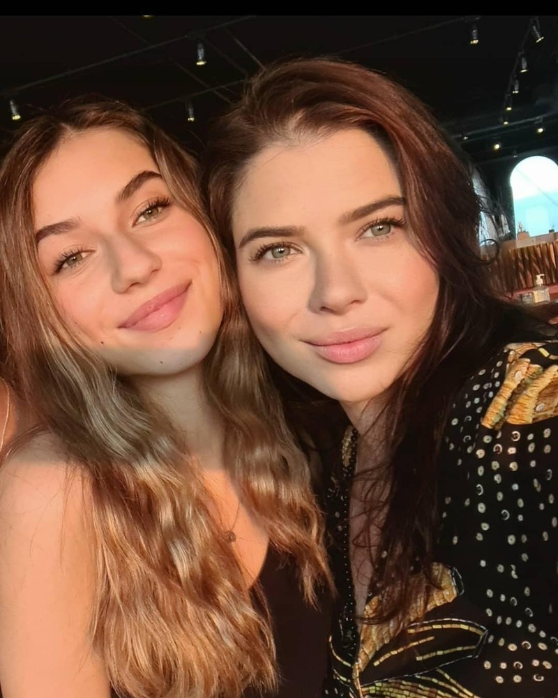 Fernanda Rocha Kanner (trái) và con gái Valentina (phải)