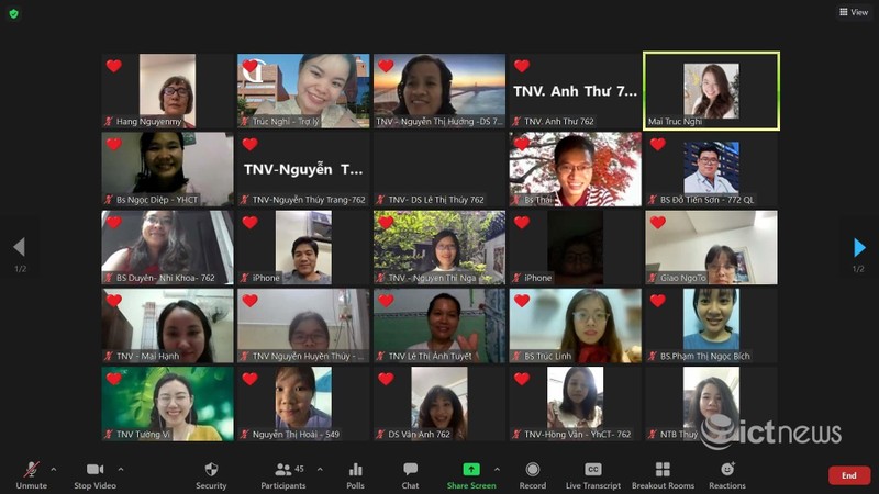 Hằng ngày, các y bác sĩ và tình nguyện viên của mạng lưới “Thầy thuốc đồng hành” làm việc vào trao đổi trên một mạng xã hội Việt Nam. Hằng ngày, các y bác sĩ và tình nguyện viên của mạng lưới “Thầy thuốc đồng hành” làm việc vào trao đổi trên một mạng xã hội Việt Nam.