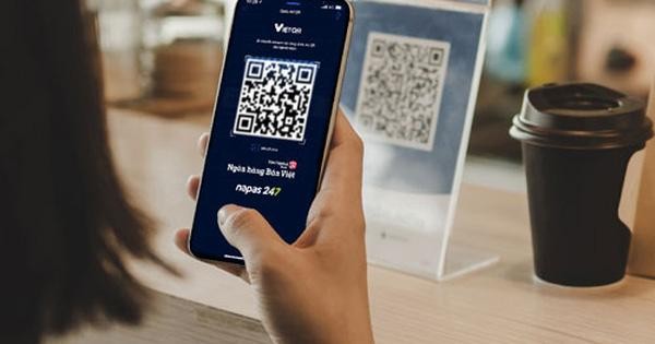 Thanh toán qua mã QR ngày càng phổ biến, góp phần kích thích thanh toán không dùng tiền mặt. Ảnh: LAM GIANG