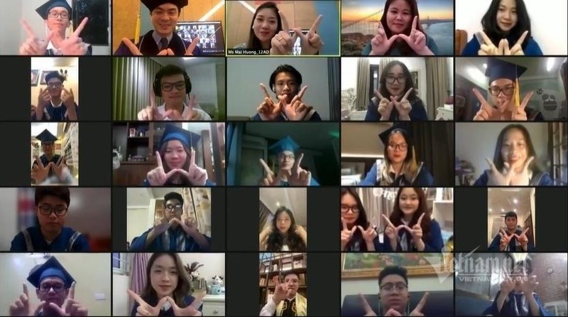 Học trò tham gia một lớp học cuối cùng để nói chuyện trực tiếp với các thầy cô, trong không gian lớp học trực tuyến vốn các con đã quen trong suốt những năm qua.