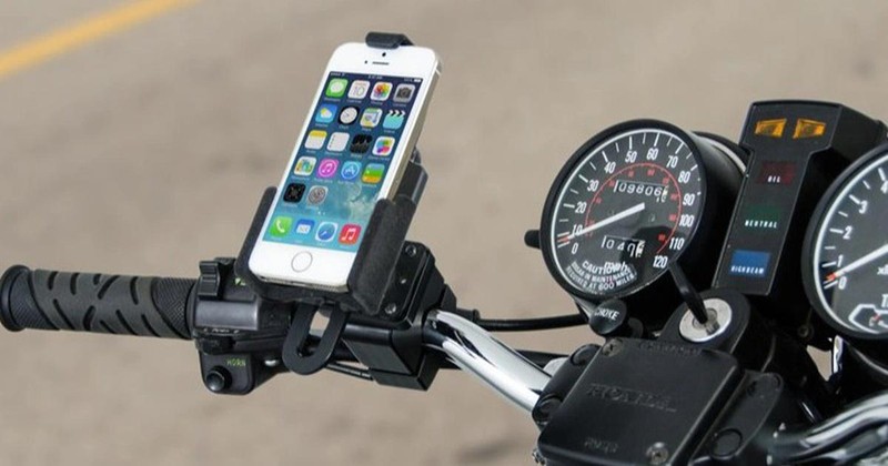 Nếu vẫn muốn gắn iPhone lên xe máy, người dùng nên sử dụng giá đỡ chống sốc.