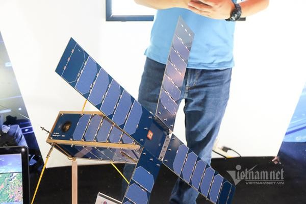 Mô hình vệ tinh NanoDragon. Ảnh: Trọng Đạt