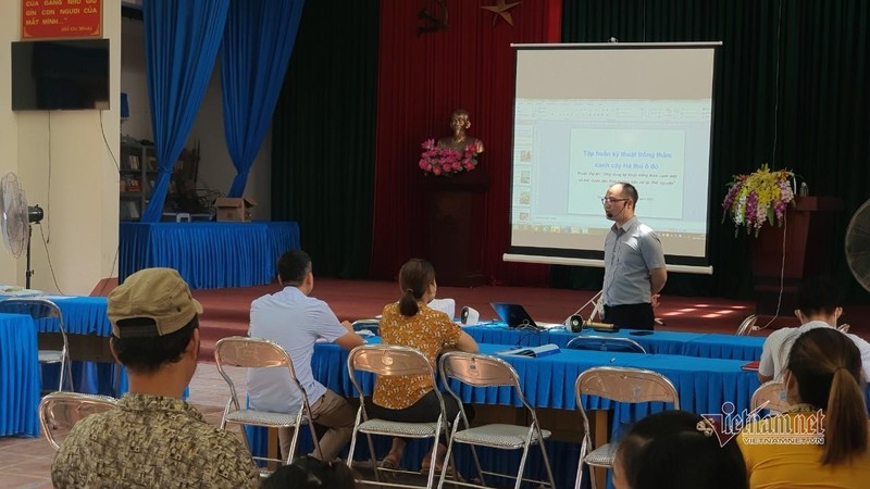 Cán bộ khuyến nông huyện Võ Nhai phổ biến kiến thức về trồng cây dược liệu cho bà con qua màn hình trình chiếu tại hội trường xã Cán bộ khuyến nông huyện Võ Nhai phổ biến kiến thức về trồng cây dược liệu cho bà con qua màn hình trình chiếu tại hội trường xã