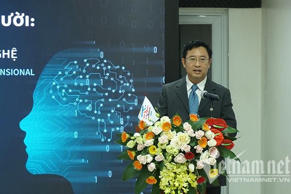 Ông Phạm Hồng Quất - Cục trưởng Cục Phát triển Thị trường và Doanh nghiệp Khoa học và Công nghệ gợi mở về việc liệu có nên hình thành thiết chế pháp luật cho một xã hội trí tuệ nhân tạo trong tương lai. Ông Phạm Hồng Quất - Cục trưởng Cục Phát triển Thị trường và Doanh nghiệp Khoa học và Công nghệ gợi mở về việc liệu có nên hình thành thiết chế pháp luật cho một xã hội trí tuệ nhân tạo trong tương lai.