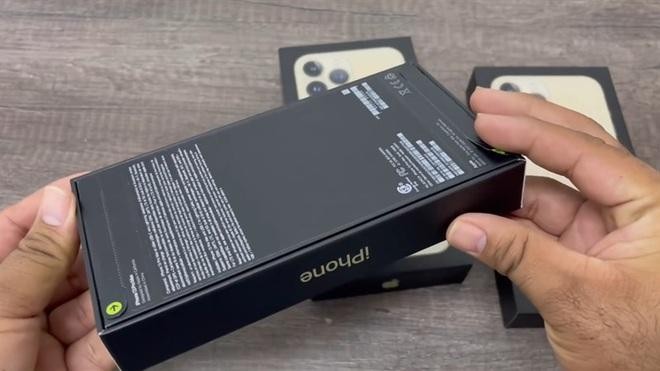 Do tình trạng khan hàng, iPhone 13 đã bị thổi giá lên vài triệu đồng tại thị trường "chợ đen". Do tình trạng khan hàng, iPhone 13 đã bị thổi giá lên vài triệu đồng tại thị trường "chợ đen".