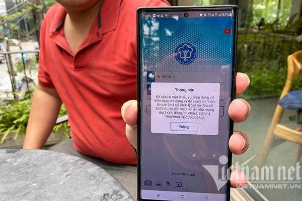 Tranh cãi quanh việc người dân phải trả phí để lấy mật khẩu app Bảo hiểm xã hội. (Ảnh: Trọng Đạt)