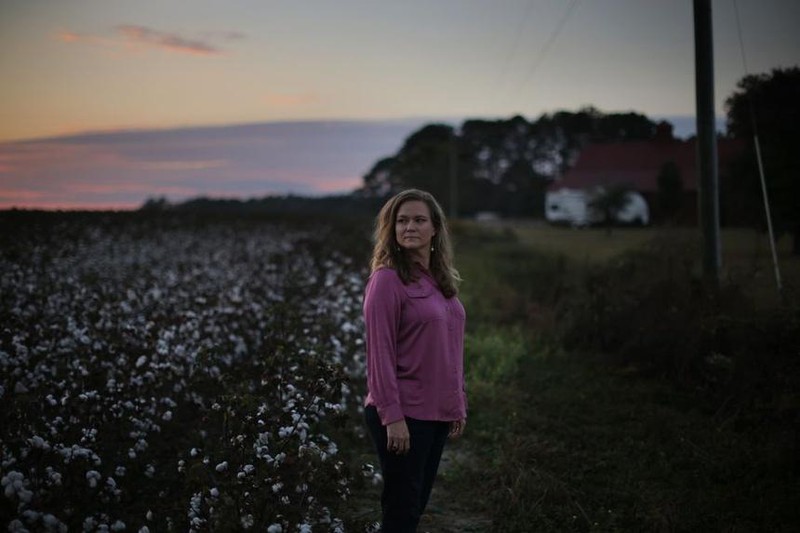 Chiến lược gia truyền thông Laurin Manning Gandy từng "nghiện" Facebook, nhưng đã gỡ ứng dụng để thoát khỏi điều này. Ảnh: WSJ.