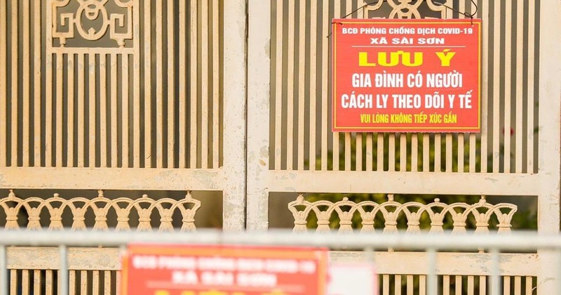 Gia đình có F0 điều trị tại nhà sẽ treo biển tương tự như trên.Trường Phong