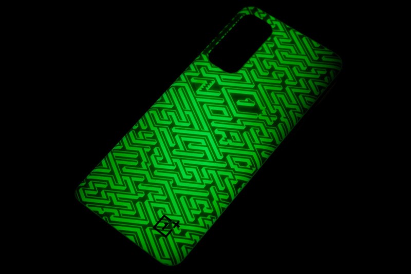 OnePlus Nord 2 phát sáng trong bóng tối