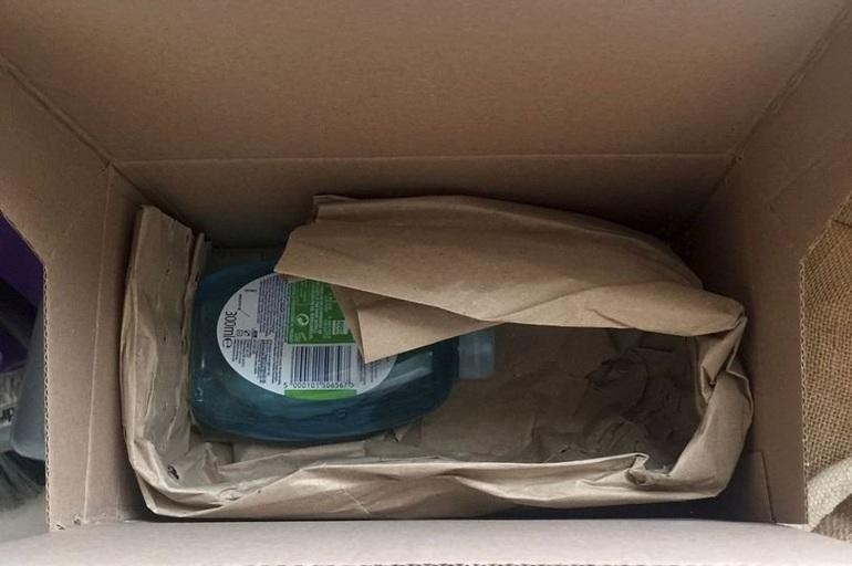 Gói hàng chứa lọ nước rửa tay mà nạn nhân nhận được (Ảnh: Apple Insider). Gói hàng chứa lọ nước rửa tay mà nạn nhân nhận được (Ảnh: Apple Insider).