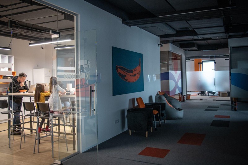 Từ khi chiến sự nổ ra, văn phòng N-iX trở thành nơi ở của nhân viên và gia đình. (Ảnh: WSJ) Từ khi chiến sự nổ ra, văn phòng N-iX trở thành nơi ở của nhân viên và gia đình. (Ảnh: WSJ)