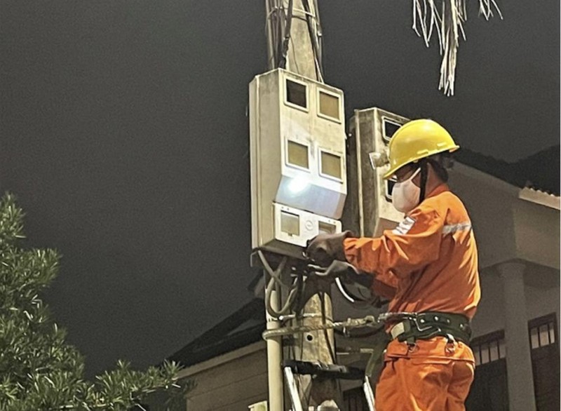 Nhân viên Điện lực TP. Quảng Ngãi sửa chữa điện cho người dân trong đêm giao thừa Tết Nhâm Dần 2022