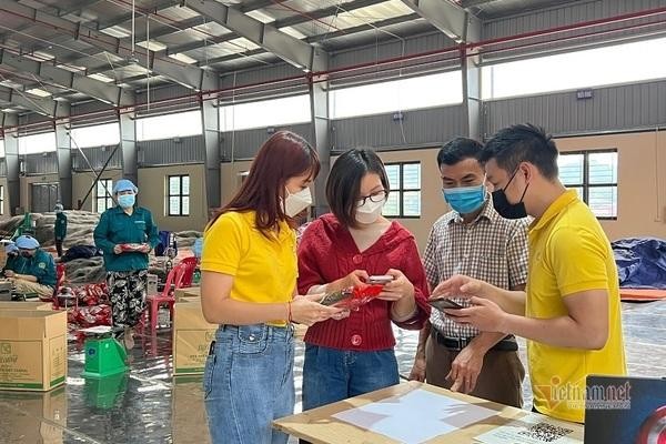 Nhân viên Bưu điện hướng dẫn lãnh đạo Hợp tác xã Miến Việt Cường cách tăng hiệu quả khi đưa sản phẩm lên sàn thương mại điện tử.