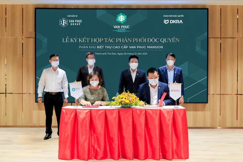 Bà Nguyễn Hương - CEO Đại Phúc Land, đại diện Van Phuc Group và ông Phạm Lâm - Chủ tịch HĐQT kiêm CEO DKRA Vietnam chính thức ký kết hợp tác phân phối độc quyền Van Phuc Mansion và Parkview Shop Villas