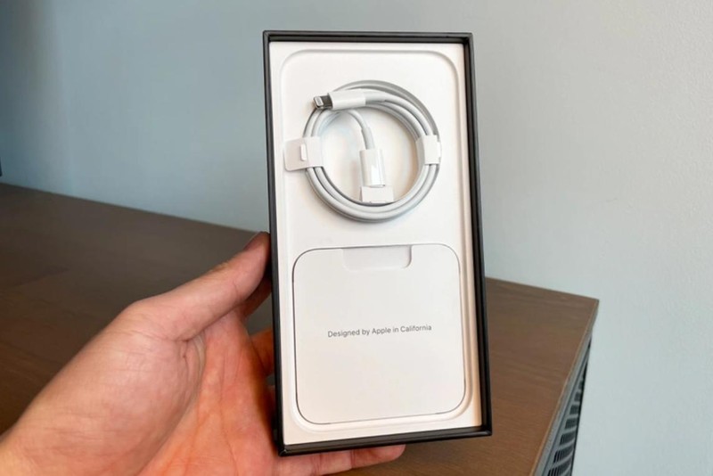 Động thái loại bỏ bộ sạc của Apple đã gây ra rất nhiều phản ứng trái chiều (Ảnh: Huy Nguyễn).