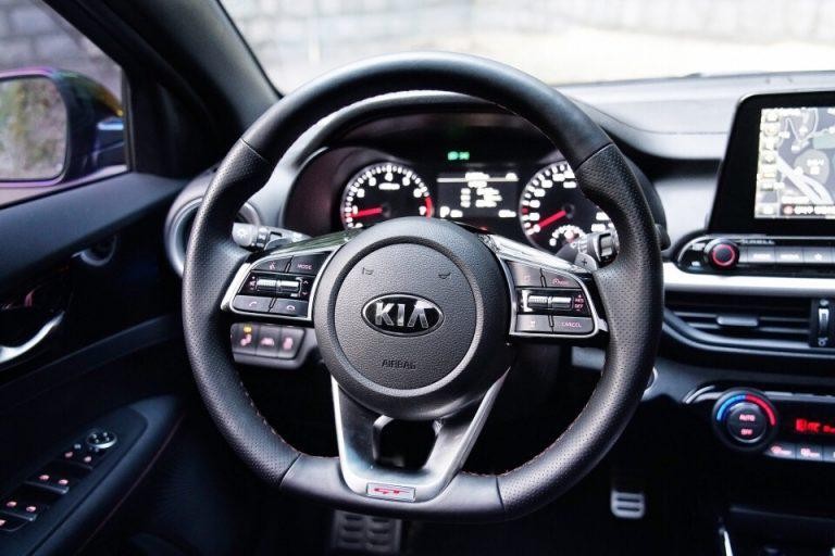 Vô lăng kiểu D-Cut trên phiên bản Kia K3 1.6 Turbo GT