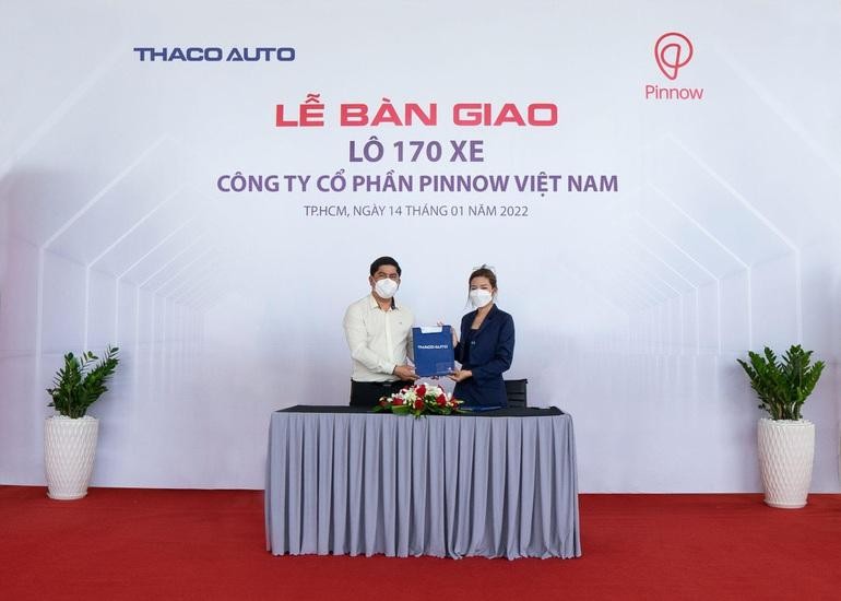 Đại diện Thaco Auto và Công ty Pinnow Việt Nam ký kết bàn giao lô 170 xe.