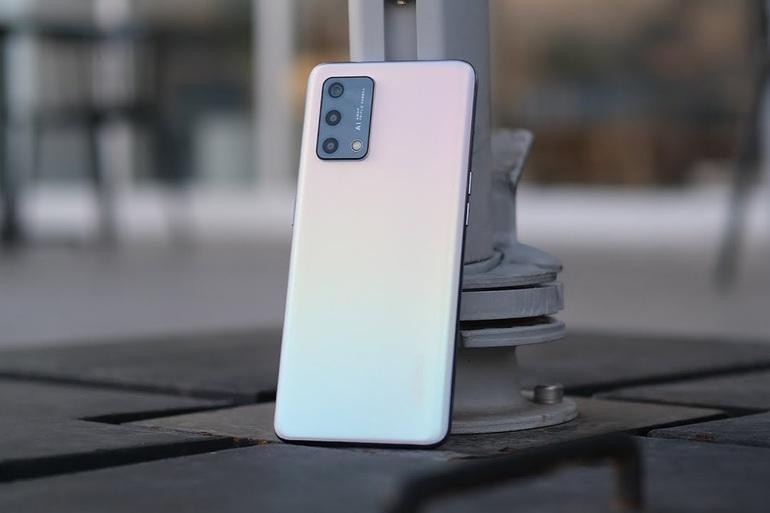 Phần mặt lưng của Oppo A95 có thể thay đổi màu sắc tùy theo góc nhìn (Ảnh: TechDroid).