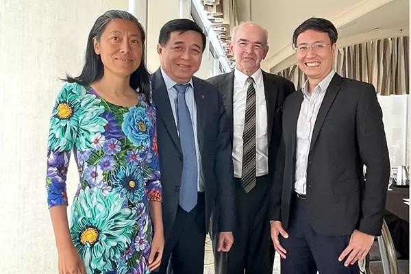 Bộ trưởng Bộ Kế hoạch Đầu tư - Nguyễn Chí Dũng cùng TS Cao Anh Tuấn – đồng sáng lập &amp; CEO Genetica, Giáo sư Dawn Song – nhà sáng lập &amp; Giám đốc Oasis Labs và Dave Strohm – tỷ phú công nghệ kiêm nhà đầu tư mạo hiểm tại Greylock Partners.