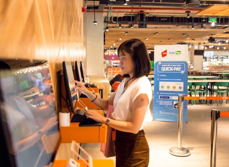 Nhân viên một công ty thanh toán không tiền mặt bên trong trụ sở. (Ảnh: VNG)