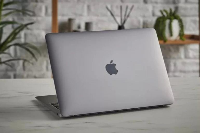 Phiên bản MacBook Air M1 sẽ phù hợp với những người dùng cần một thiết bị có thể đáp ứng tốt các tác vụ cơ bản, cùng giá bán dễ tiếp cận (Ảnh: Tom's Guide).