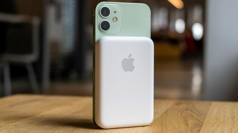 Apple có thể dùng sạc không dây MagSafe để lách luật. Ảnh: The Verge. Apple có thể dùng sạc không dây MagSafe để lách luật. Ảnh: The Verge.