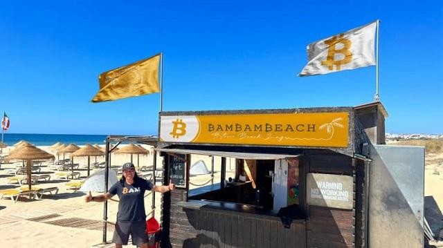 Taihuttu mở quầy bar Bitcoin trên một bãi biển ở Lagos. Ảnh: Taihuttu Taihuttu mở quầy bar Bitcoin trên một bãi biển ở Lagos. Ảnh: Taihuttu
