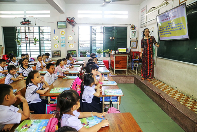 Ứng dụng hiệu quả công nghệ thông tin vào giảng dạy mang lại các tiết học sinh động hơn cho học sinh. Trong ảnh: Một tiết học ở Trường Tiểu học Vạn Thạnh, TP. Nha Trang.
