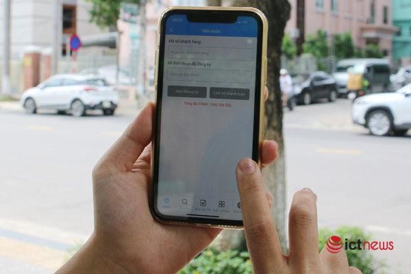 Ứng dụng “Danang Smart City” đã hỗ trợ người dân trên địa bàn thanh toán tiền điện, nước (Ảnh: Văn Hưng)