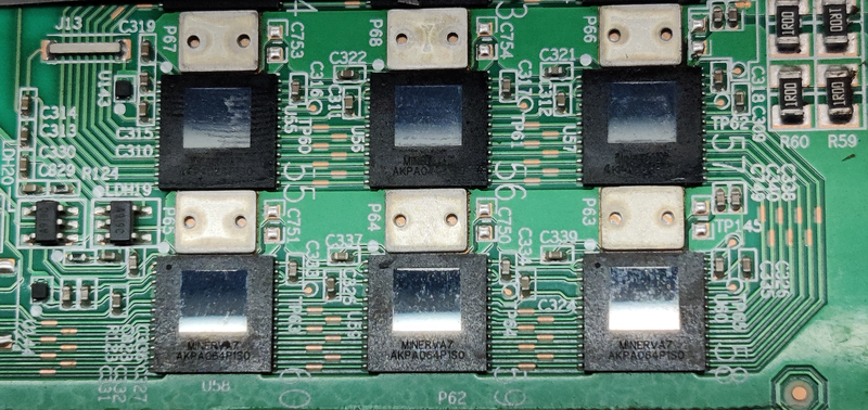 Bản mạch máy đào Bitcoin của Minerva, với các con chip 7nm gắn trên đó