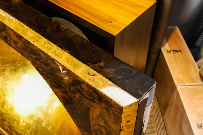 Gỗ nu cao cấp được hoàn thiện bằng công nghệ sơn đánh bóng, tạo sự sang trọng và phù hợp với vật liệu dát vàng được sử dụng để hoàn thiện cho đôi loa kèn. Gỗ nu cao cấp được hoàn thiện bằng công nghệ sơn đánh bóng, tạo sự sang trọng và phù hợp với vật liệu dát vàng được sử dụng để hoàn thiện cho đôi loa kèn.