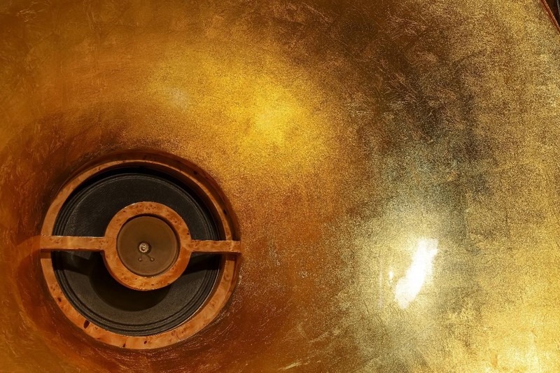 Dát vàng và sơn phủ bóng với hoàn thiện bề mặt tinh tế lộ rõ dừng miếng quỳ vàng óng ánh có chiều sâu sang trọng. Dát vàng và sơn phủ bóng với hoàn thiện bề mặt tinh tế lộ rõ dừng miếng quỳ vàng óng ánh có chiều sâu sang trọng.