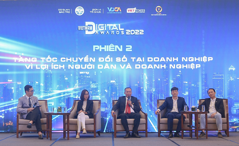 TGĐ VieON Huỳnh Long Thủy đang trao đổi.