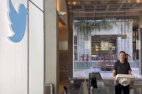 Elon Musk tới thăm trụ sở Twitter trước thời điểm hạn chót hoàn tất thương vụ. (Ảnh: The Guardian)