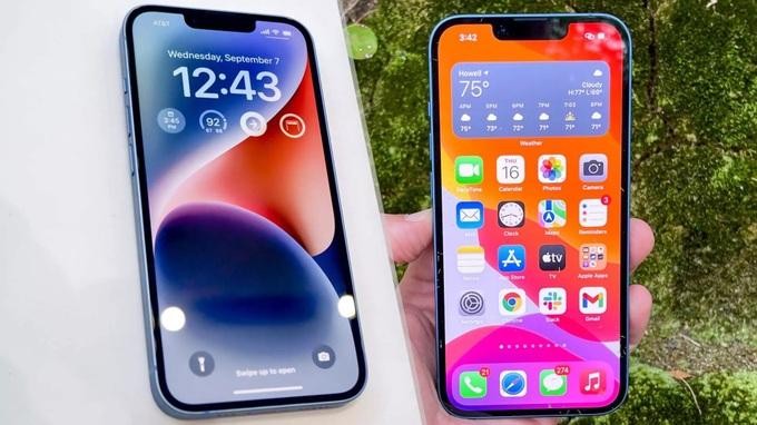 Nếu chỉ nhìn mặt trước, rất khó để phân biệt iPhone 14 Plus (trái) và iPhone 13 Pro Max (phải) (Ảnh: EG).