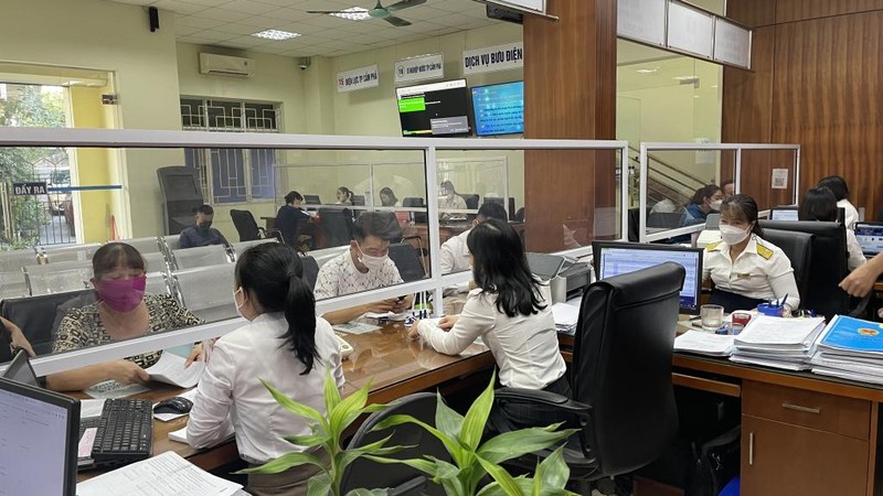 Cán bộ Trung tâm Hành chính công TP Cẩm Phả tiếp nhận, giải quyết TTHC cho người dân. Cán bộ Trung tâm Hành chính công TP Cẩm Phả tiếp nhận, giải quyết TTHC cho người dân.