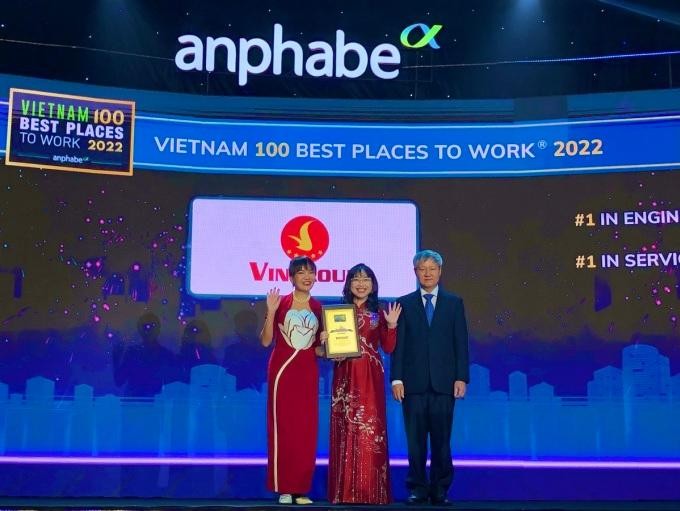 Bà Lê Mai Lan - Phó Chủ tịch Vingroup nhận chứng nhận Top 10 nơi làm việc tốt nhất Việt Nam. Ảnh: Vingroup