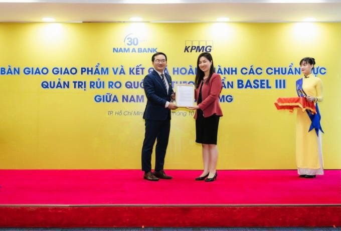 KPMG trao chứng nhận hoàn thành triển khai Basel III đến Nam A Bank. Ảnh: Nam A Bank