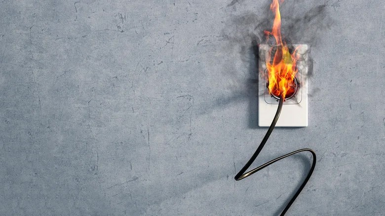 Rút phích cắm Wi-Fi khi không ở nhà trong thời gian dài giúp phòng ngừa nguy cơ hoả hoạn. Ảnh: SlashGear