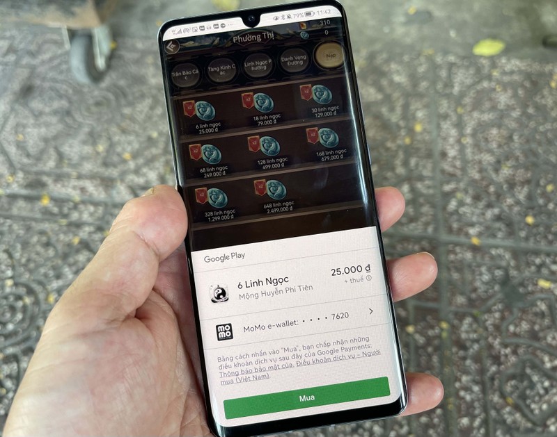 Dùng Ví MoMo để thanh toán cho game lậu trên kho ứng dụng. Ảnh: Lê Mỹ