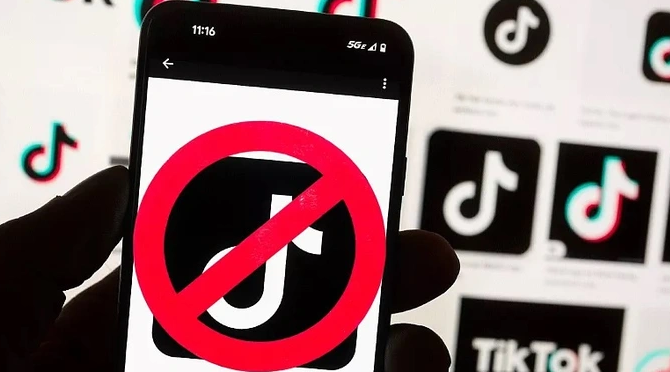 Nhiều quốc gia đã ban hành lệnh cấm TikTok với lo ngại ứng dụng này thu thập dữ liệu người dùng và phục vụ cho gián điệp (Ảnh minh họa: Getty).