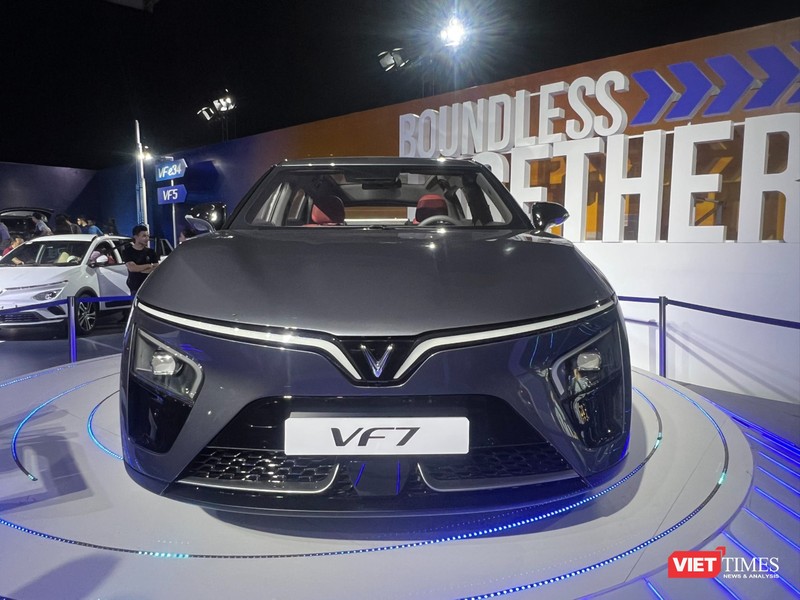 Đầu xe VF7 được thiết kế đơn giản và lạ mắt, mui xe được vuốt thấp kèm đường gân dập nổi mang đến vẻ khỏe mạnh chắc chắn. Dải LED daylight kéo dài sang hai bên kèm logo chữ V là đặc trưng của các dòng xe VinFast. Cụm đèn pha trang bị hệ thống LED projector giúp hiệu năng chiếu sáng mạnh mẽ.